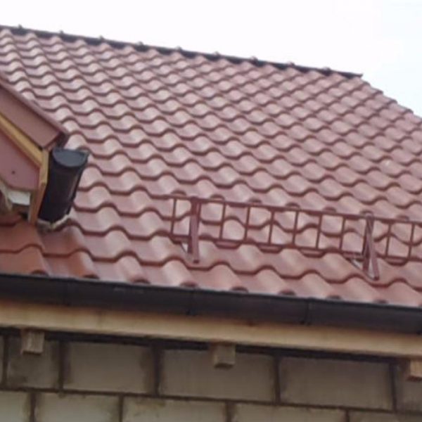 Czerwona angobowana dachówka Wienerberger L15 na dachu o klasycznej formie.